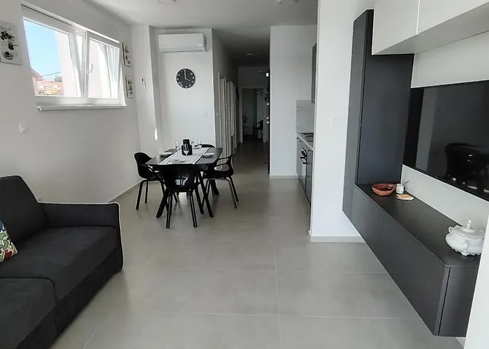 Sulmare * Brodarica (Sibenik-Knin)